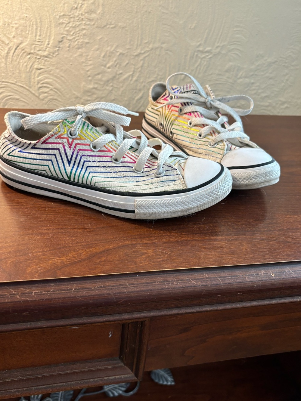 Girls’ low top converse all star size 2